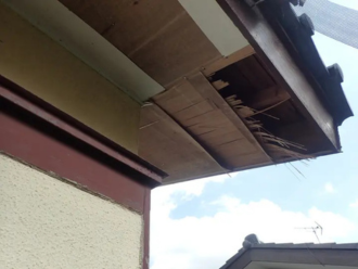 軒天が落下した状態